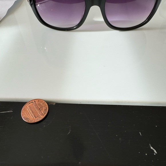 Beautiful tint oversized Balmain black sunglasses - Picture 2 of 5